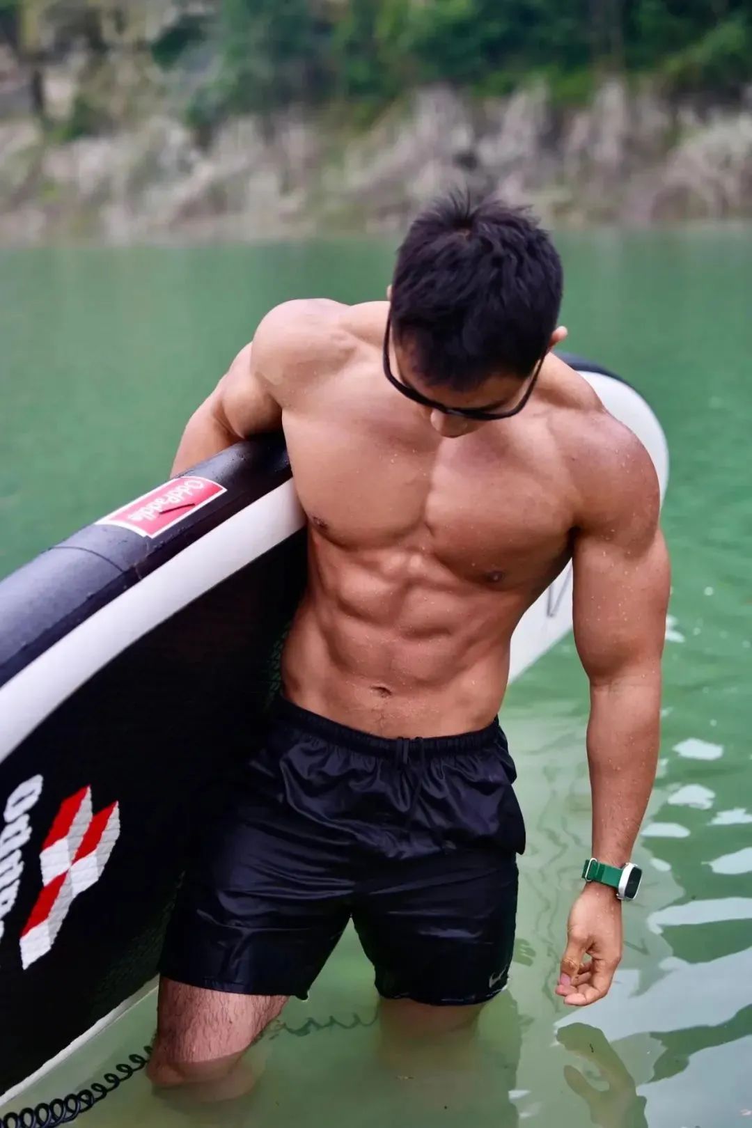 重庆丛林野生泳池的壮男湿透了！