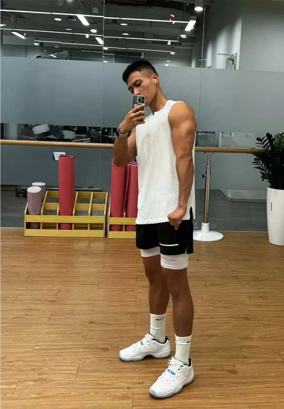 被曝光的西装皮鞋寸头男，受众狂喊“老公”