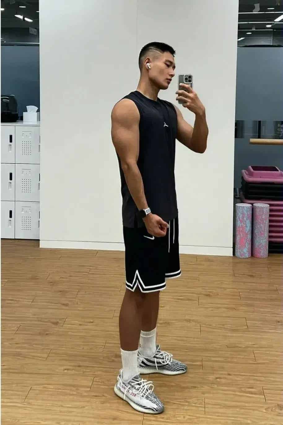 被曝光的西装皮鞋寸头男，受众狂喊“老公”