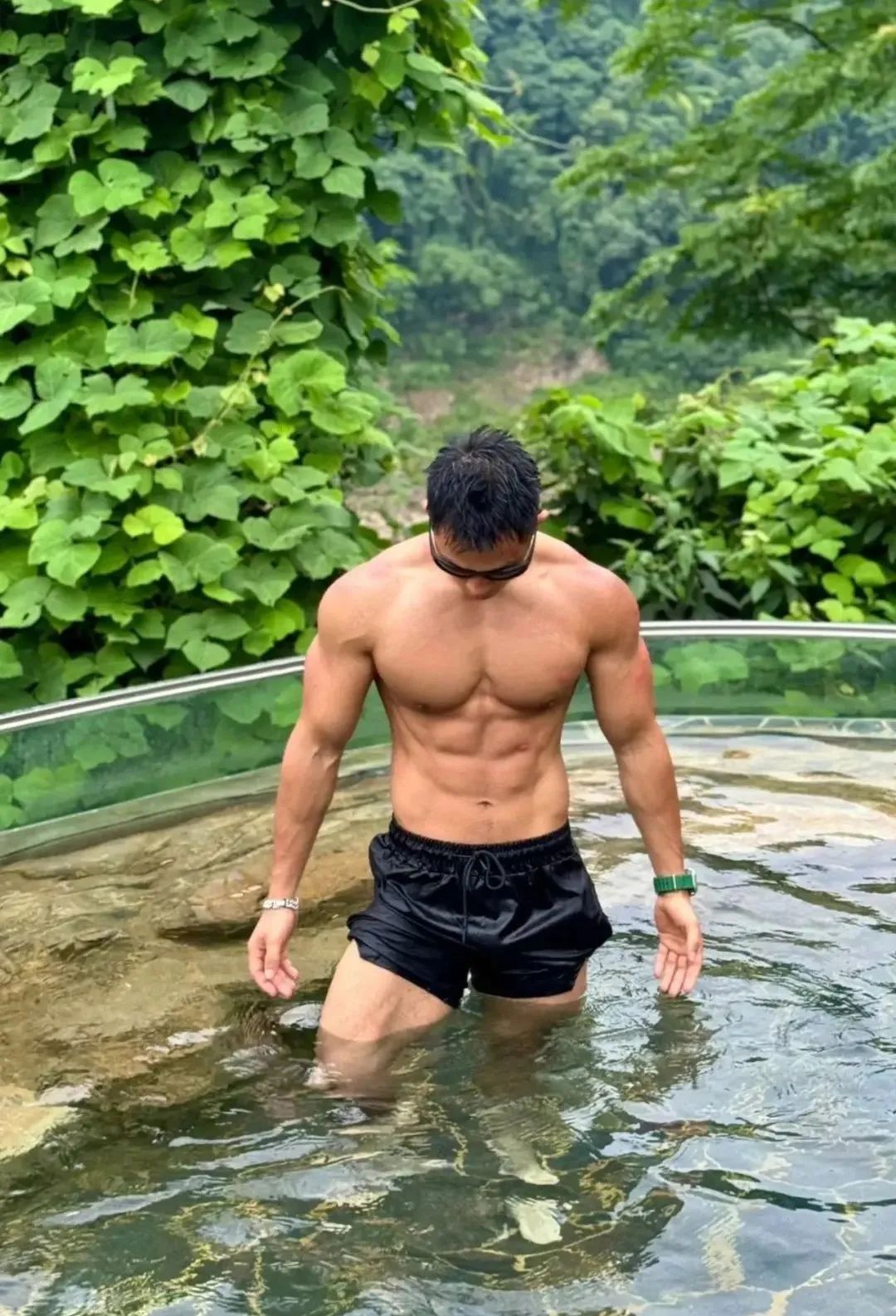 重庆丛林野生泳池的壮男湿透了！