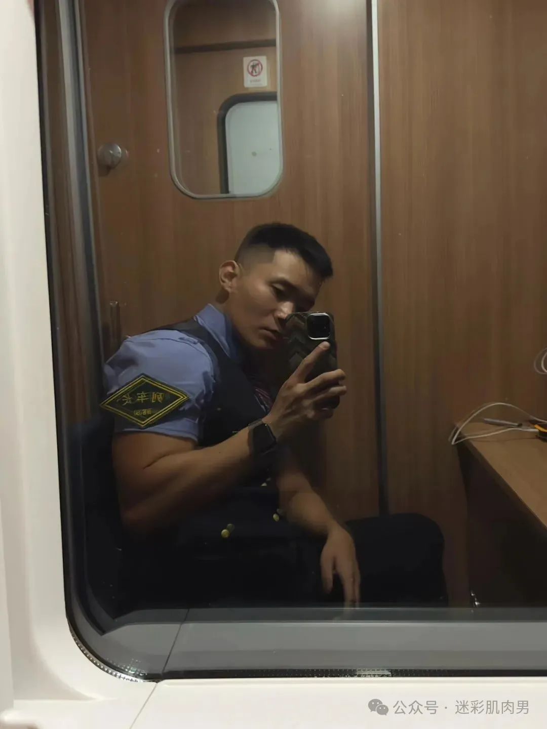  壮实的动车翘臀列车长私照？粗壮长腿穿运动裤挡不住呀！