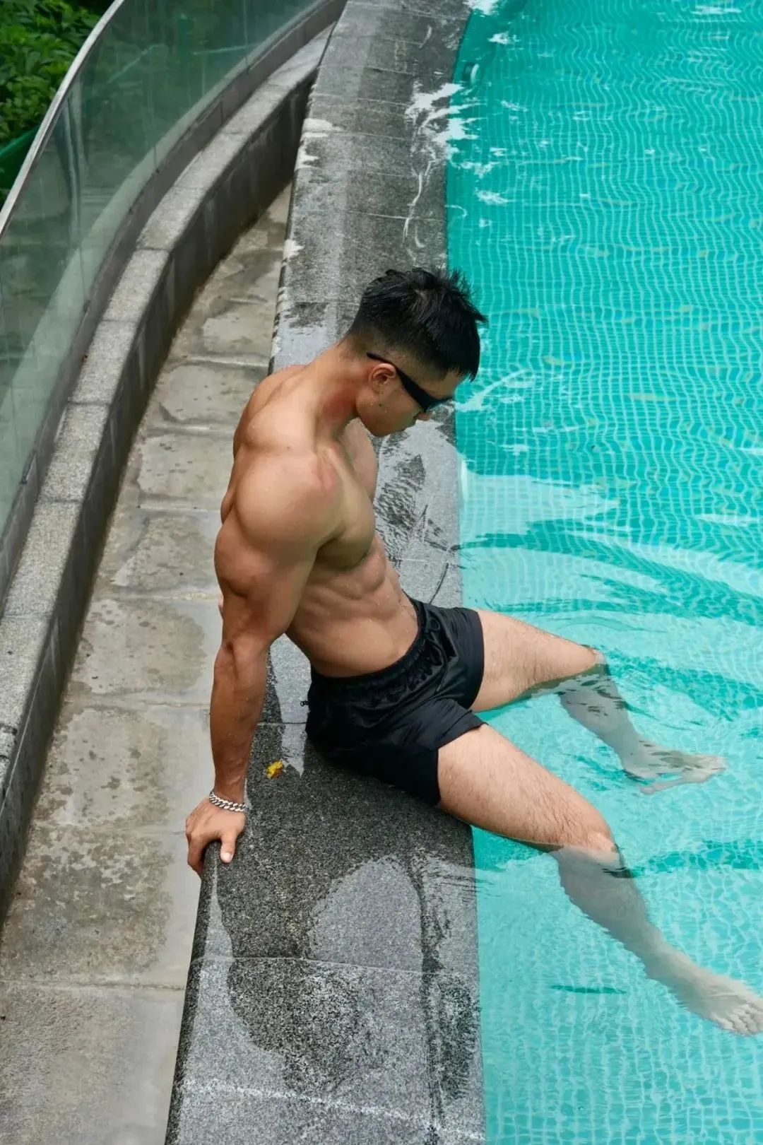 重庆丛林野生泳池的壮男湿透了！