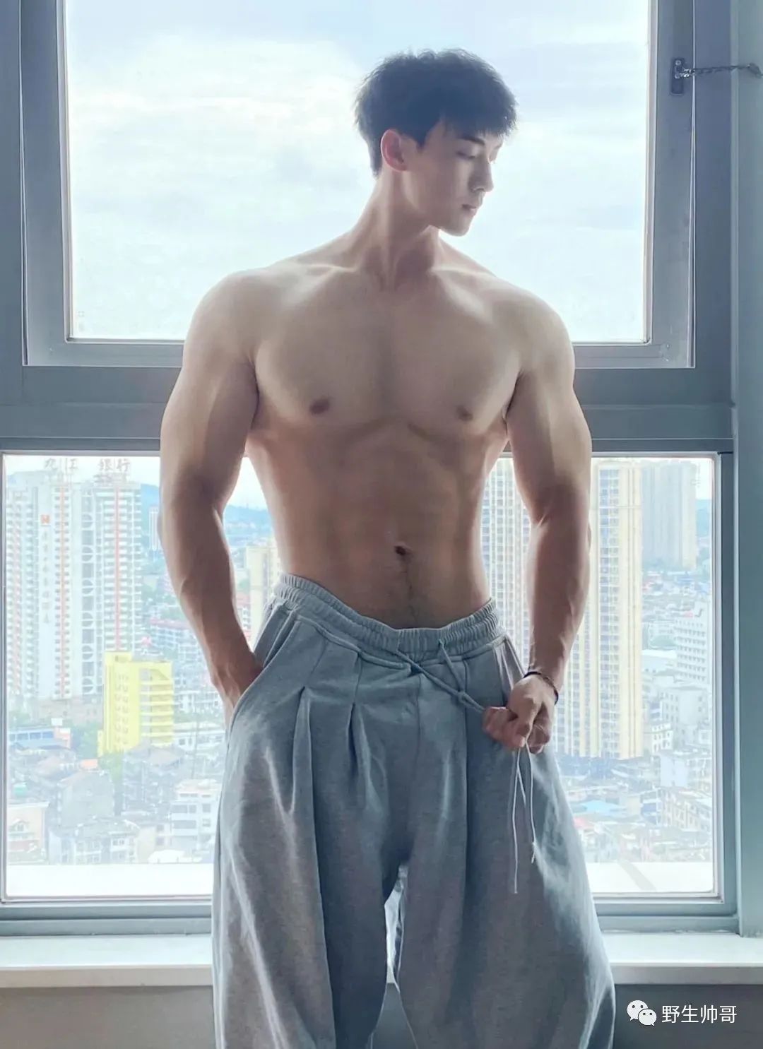 ​钢铁都能变弯的实力腹肌体育生，嘶哈！