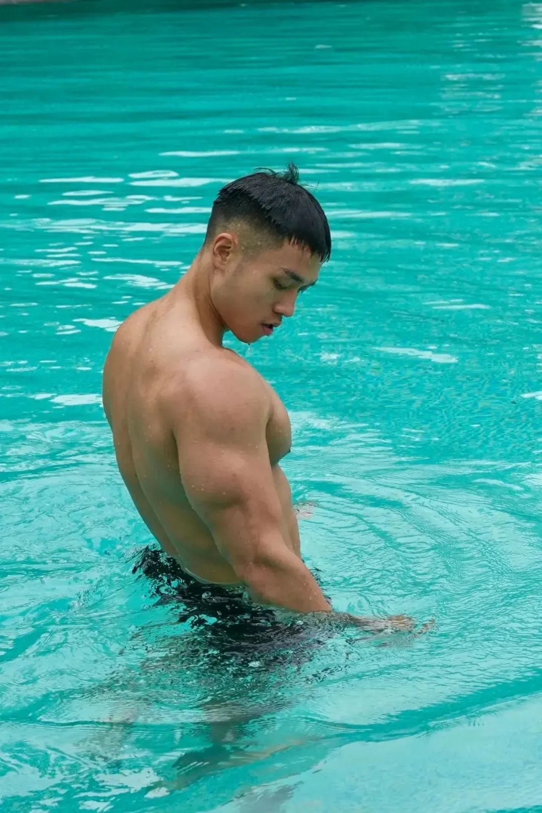 重庆丛林野生泳池的壮男湿透了！