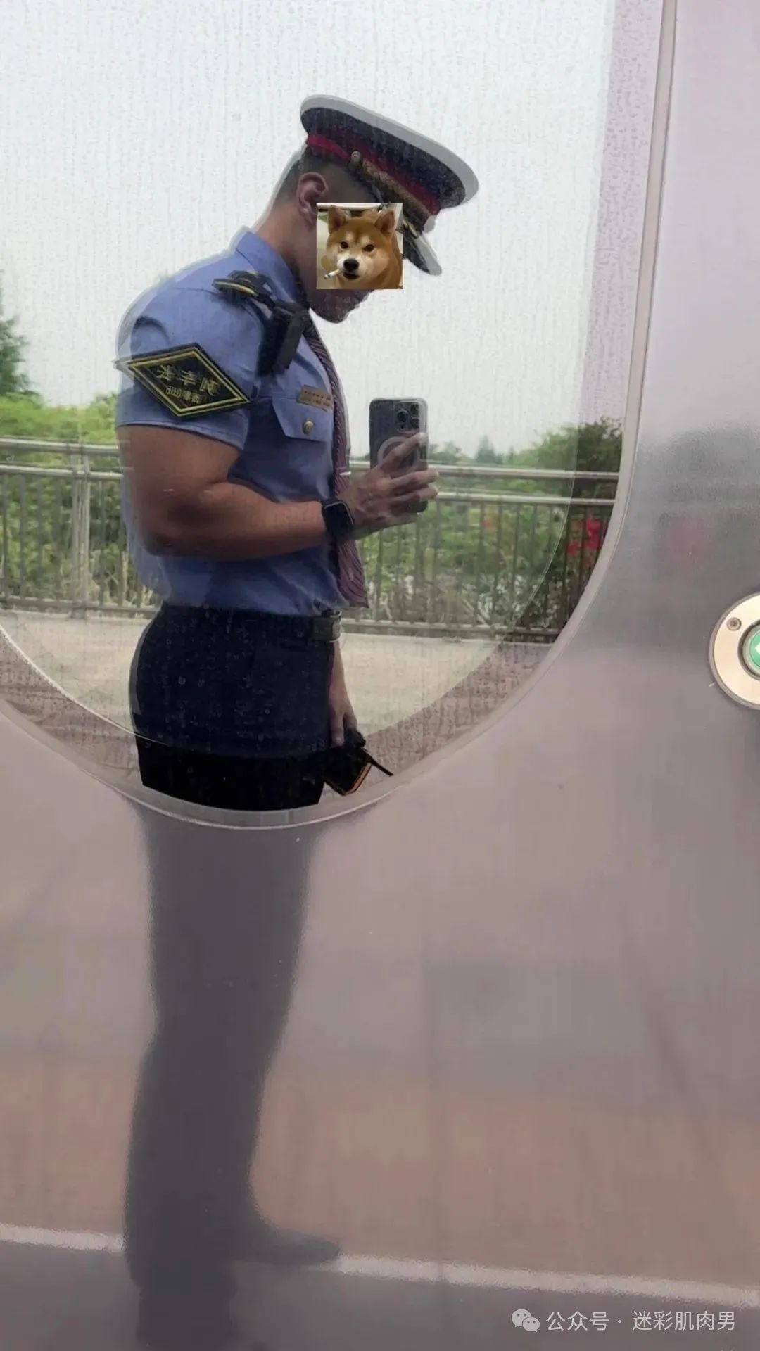  壮实的动车翘臀列车长私照？粗壮长腿穿运动裤挡不住呀！