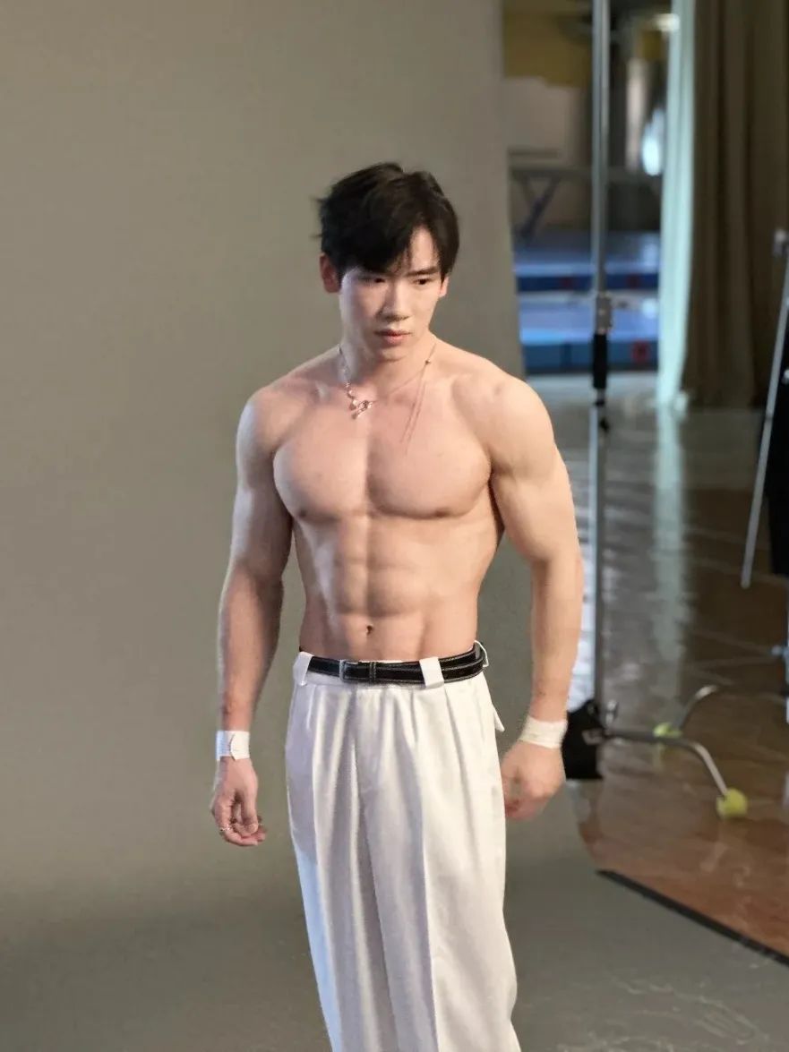 张博恒的肌肉又白又嫩，拍片被流出？