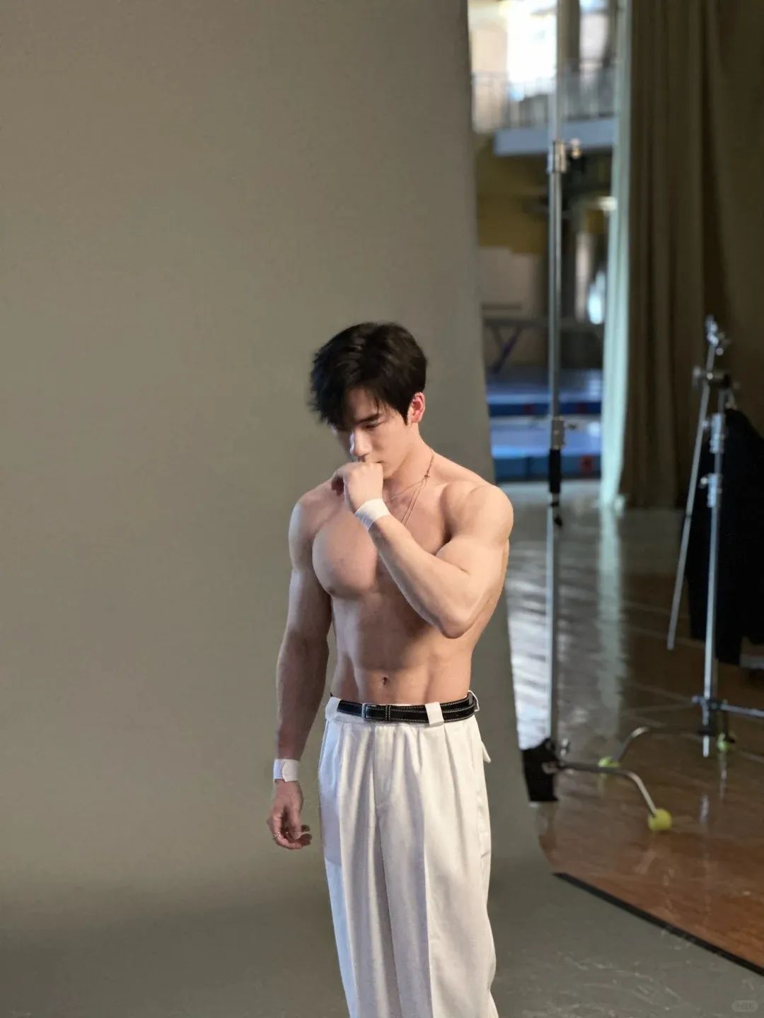 张博恒的肌肉又白又嫩，拍片被流出？