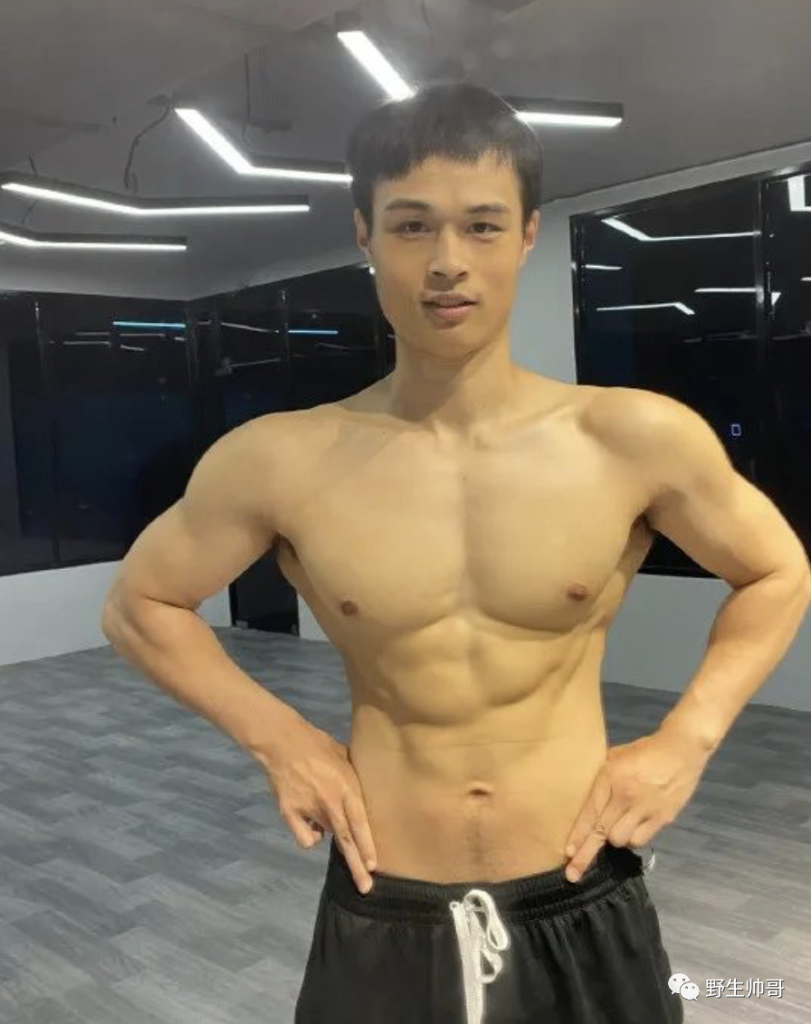 运动小哥自拍照，撩衣露大胸肌太棒啦