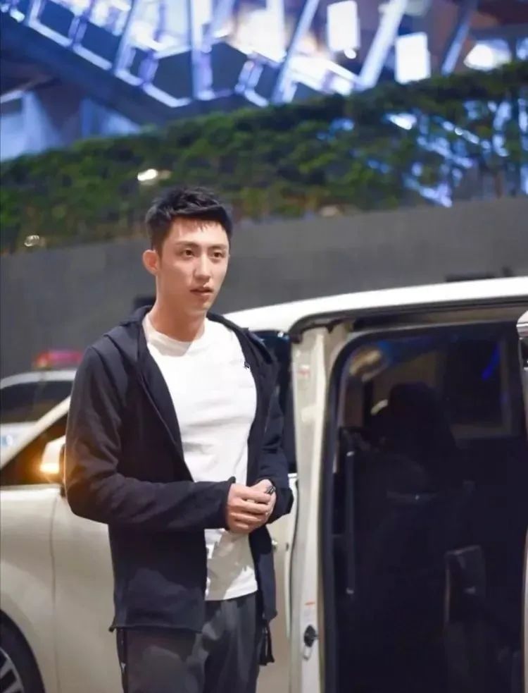  黄景瑜又又凸机了，不小心露了出来 