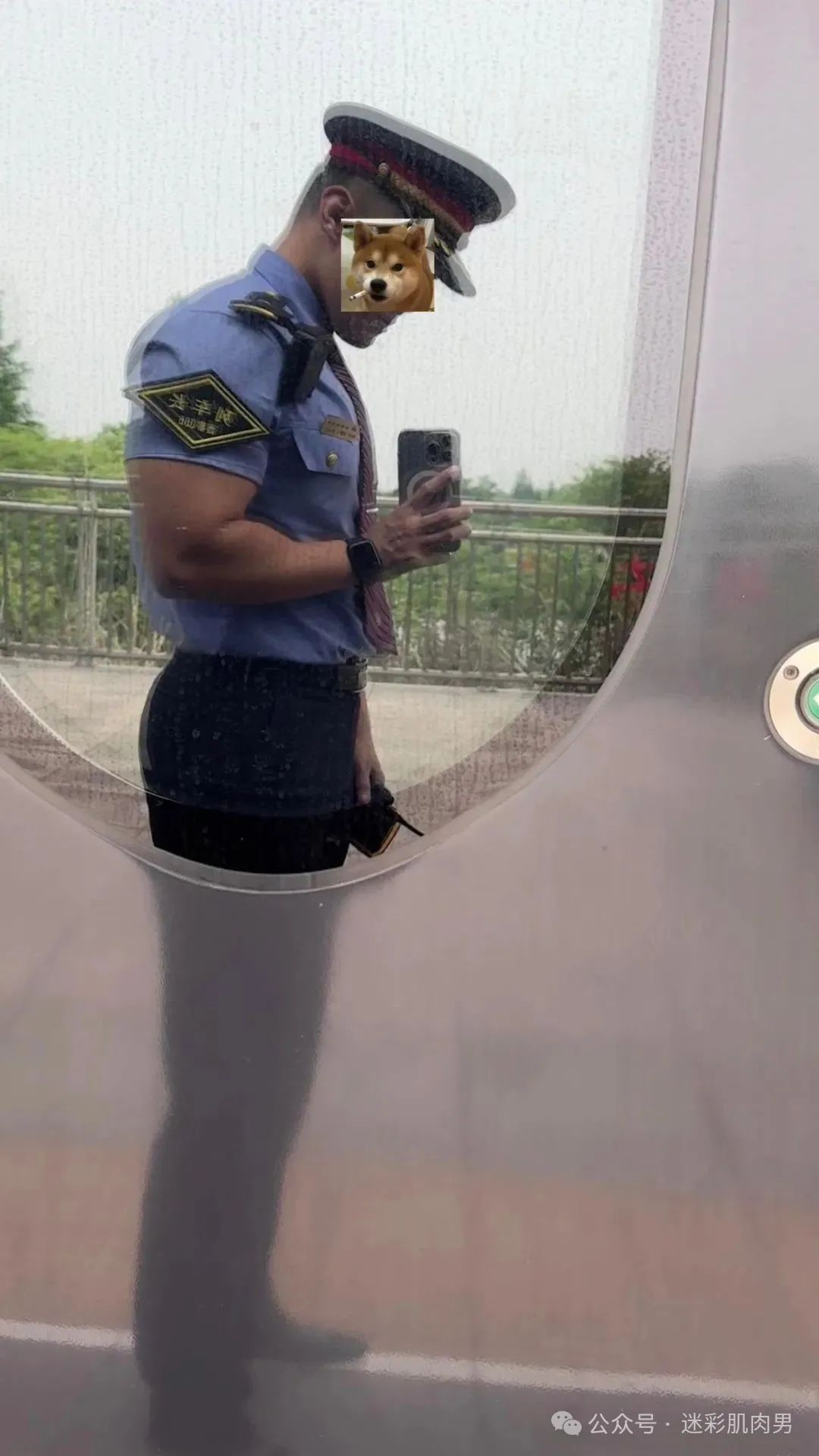  壮实的动车翘臀列车长私照？粗壮长腿穿运动裤挡不住呀！