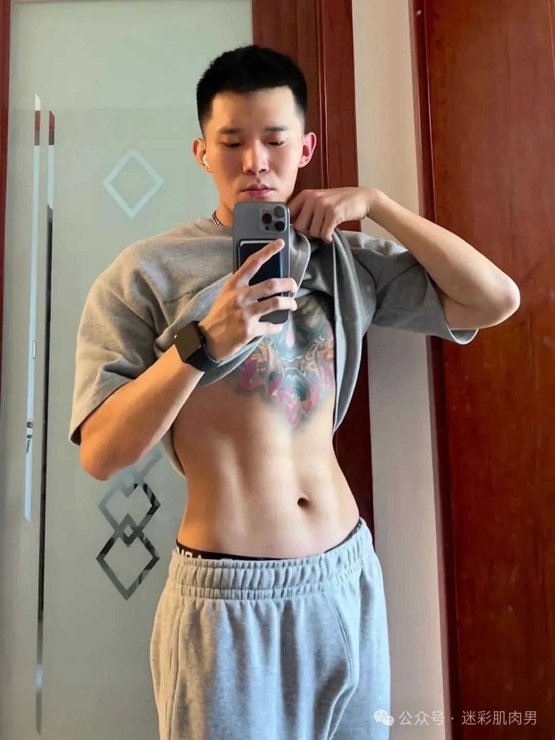  壮实的动车翘臀列车长私照？粗壮长腿穿运动裤挡不住呀！