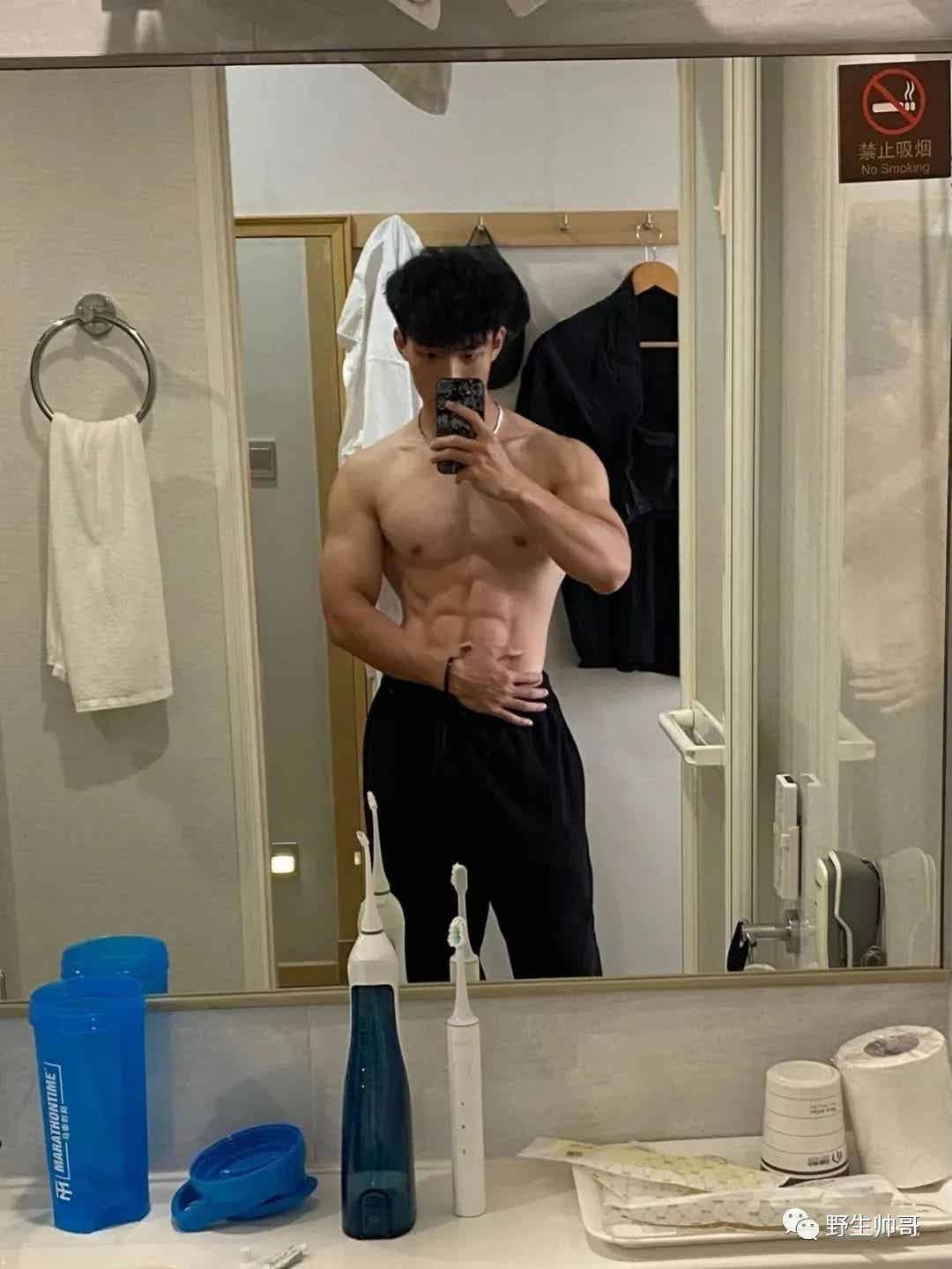 ​钢铁都能变弯的实力腹肌体育生，嘶哈！