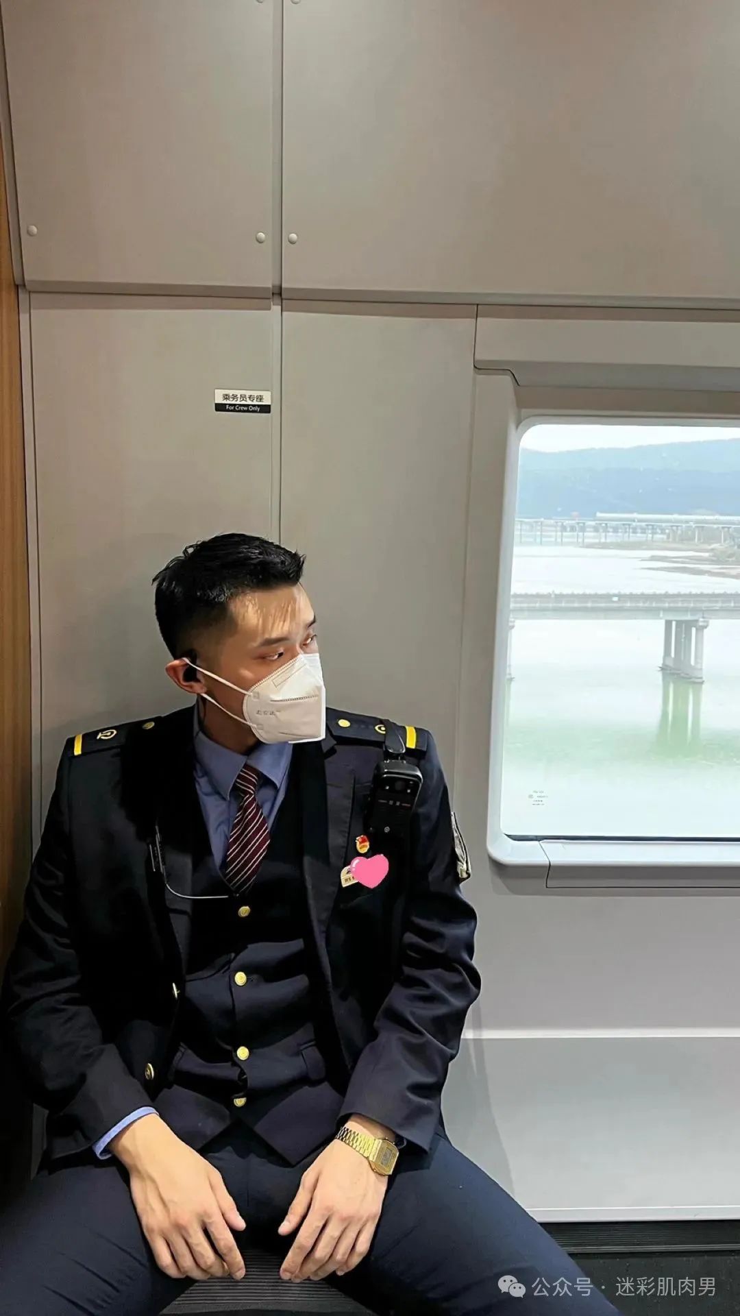  壮实的动车翘臀列车长私照？粗壮长腿穿运动裤挡不住呀！