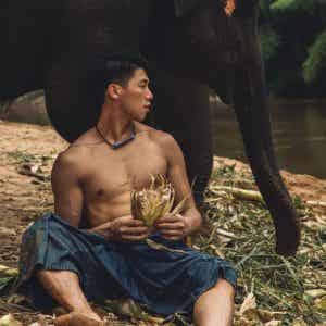 寝室穿超短裤的黑皮体育生发育太强啦，长的太帅了！-潮男潮北