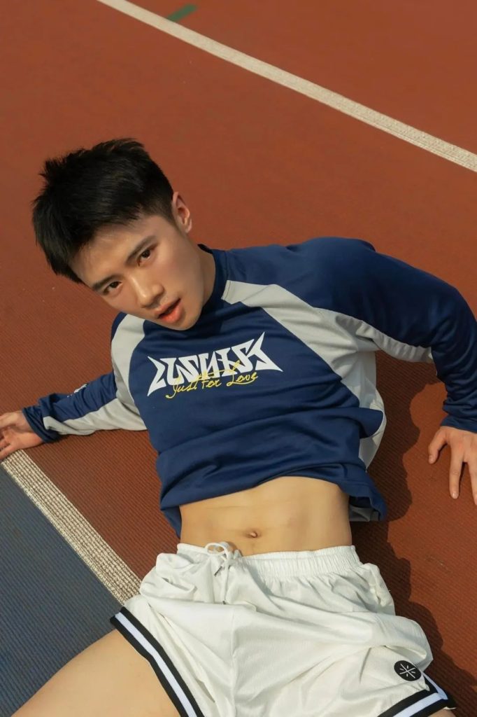 成都的奶狗体育生，这白皮奶油肌太可口了！