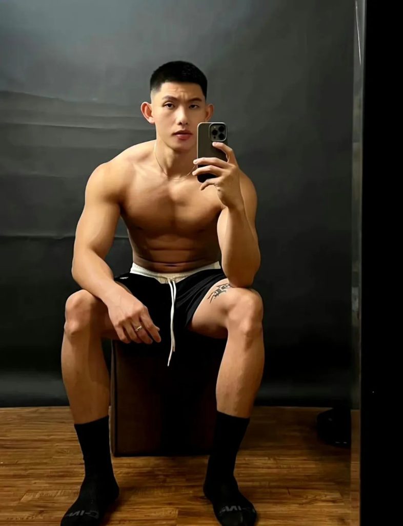 穿灰裤子的运动小哥自拍，高鼻梁长的真好看