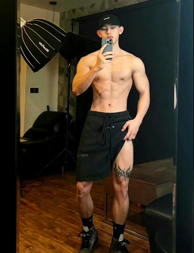 穿灰裤子的运动小哥自拍，高鼻梁长的真好看