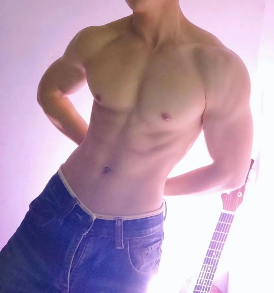 成都的奶狗体育生，这白皮奶油肌太可口了！