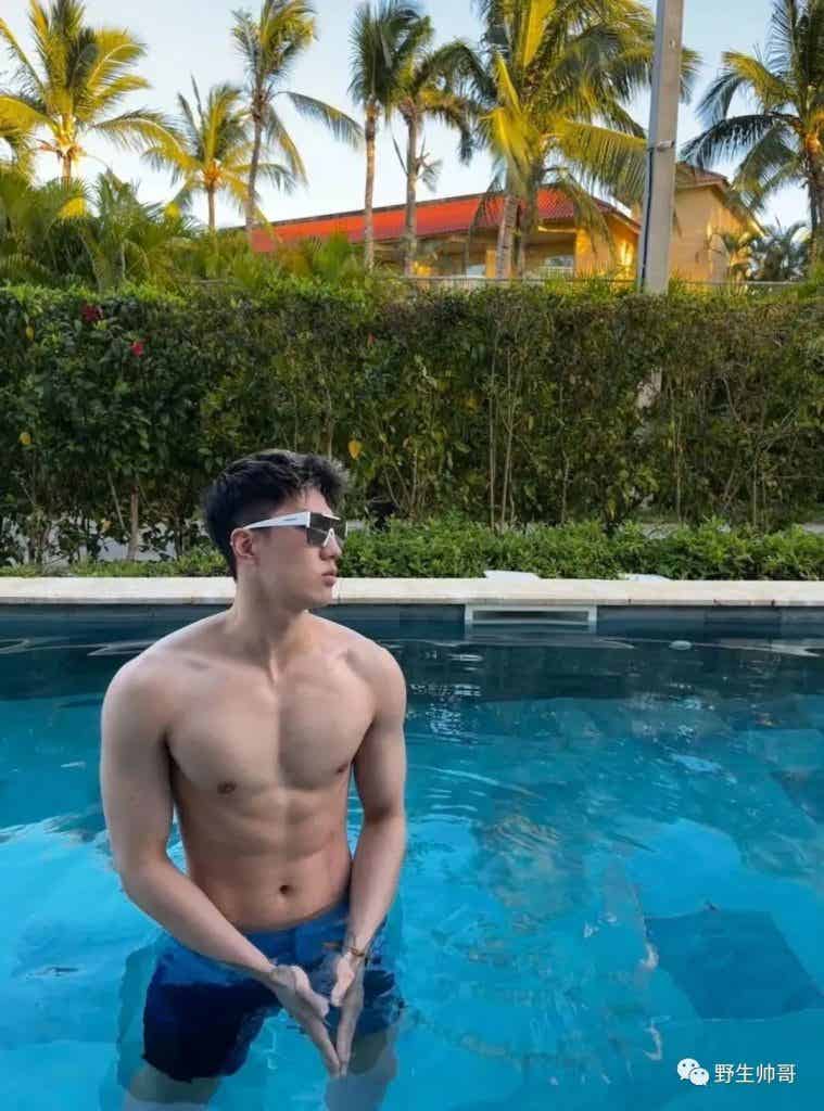 00 后的留学生，不仅玩得开身材也超猛！