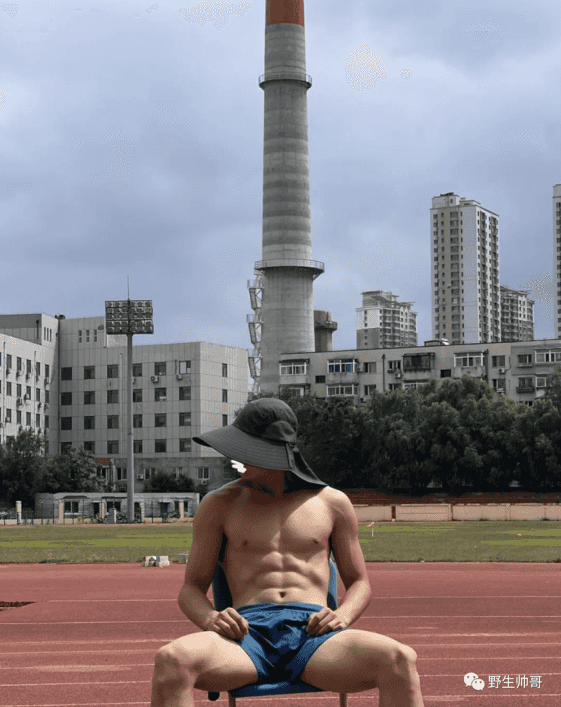 操场 19 岁的东北体育生紧身裤湿透，大长腿藏不住了！