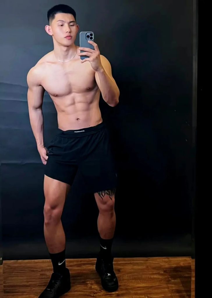 穿灰裤子的运动小哥自拍，高鼻梁长的真好看