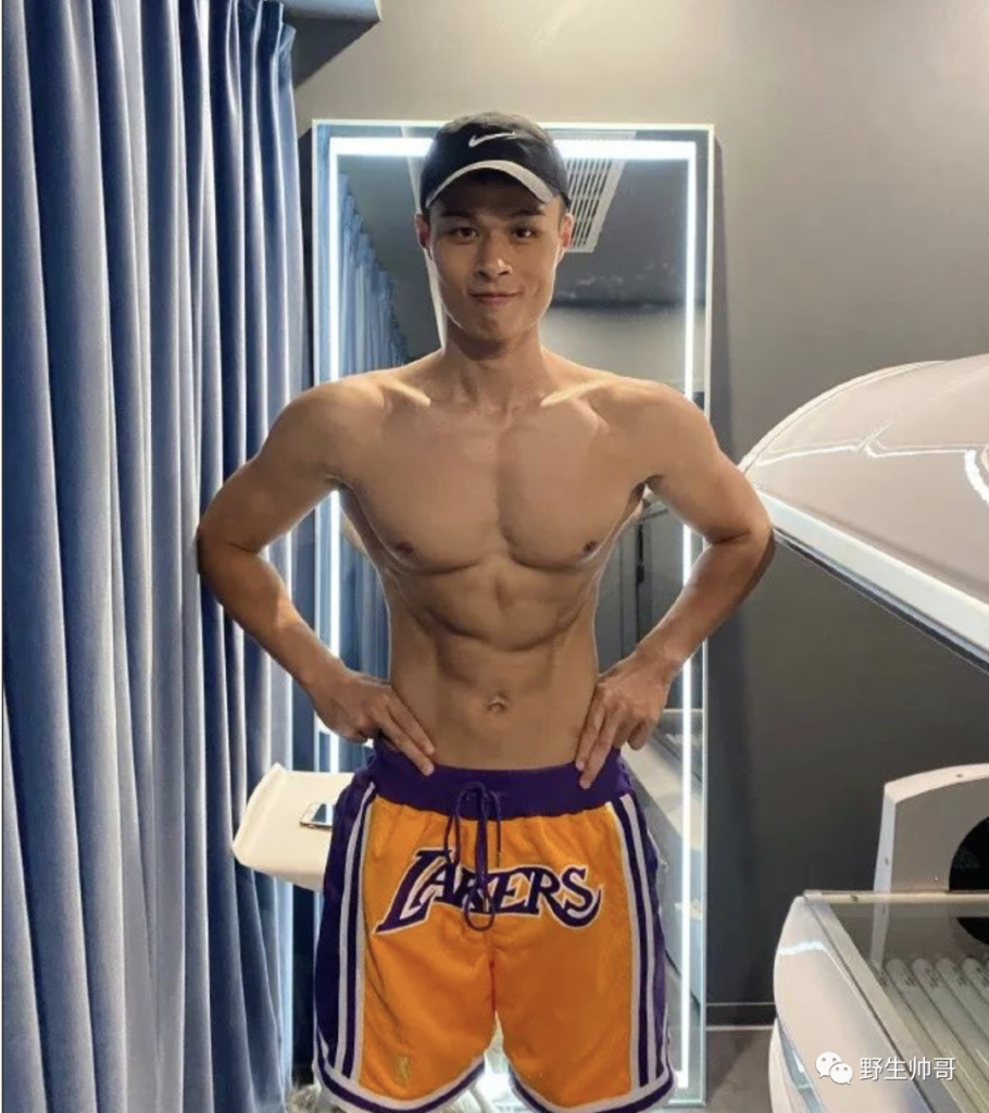 运动小哥自拍照，撩衣露大胸肌太棒啦