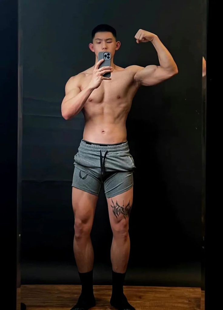 穿灰裤子的运动小哥自拍，高鼻梁长的真好看