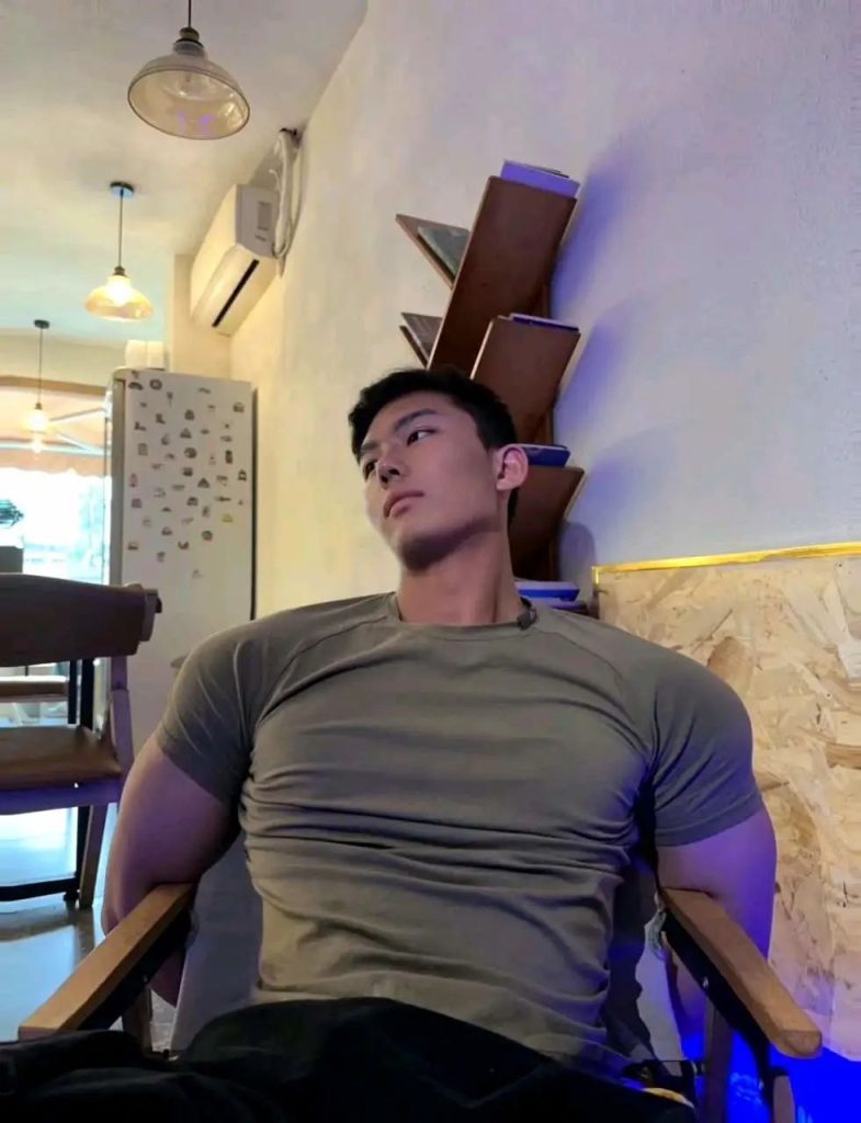 穿灰裤子的运动小哥自拍，高鼻梁长的真好看