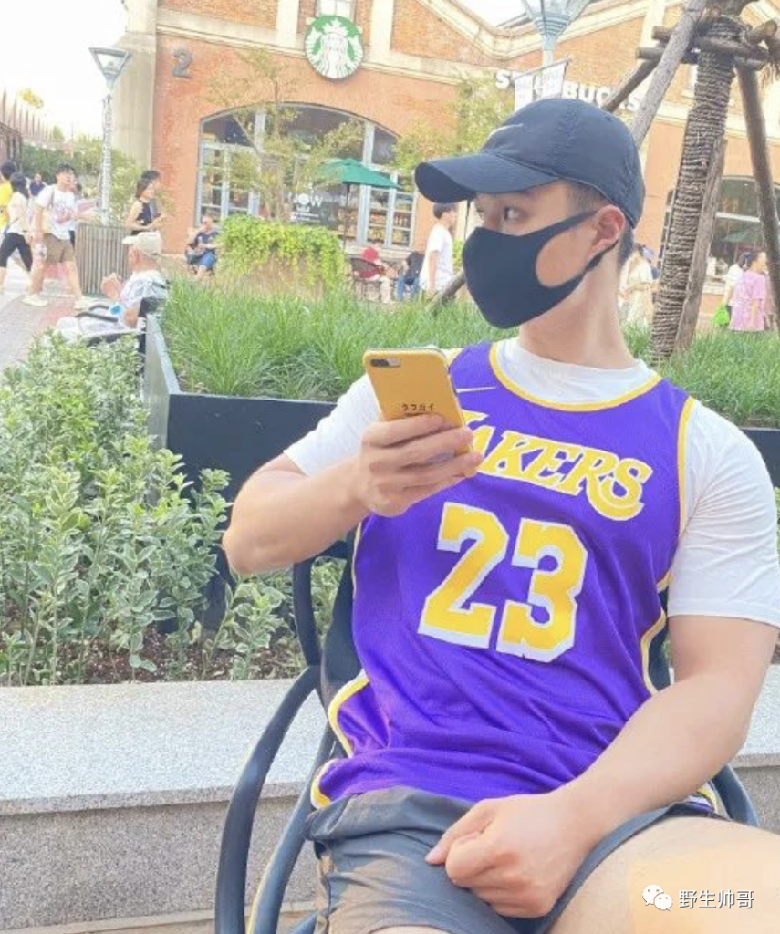 运动小哥自拍照，撩衣露大胸肌太棒啦