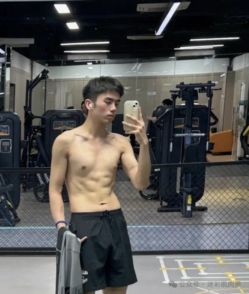 安徽 22 岁野生体育生浴室自拍，这男大实力藏不住了！