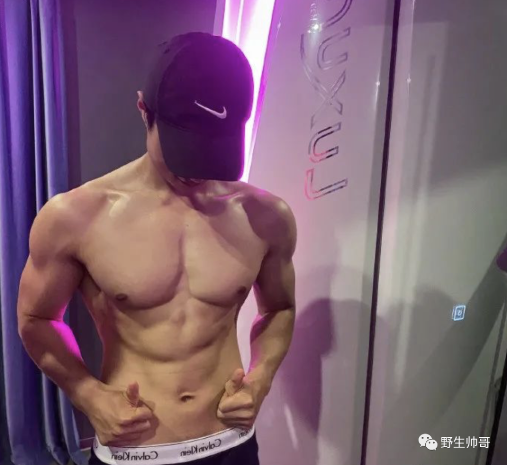 运动小哥自拍照，撩衣露大胸肌太棒啦