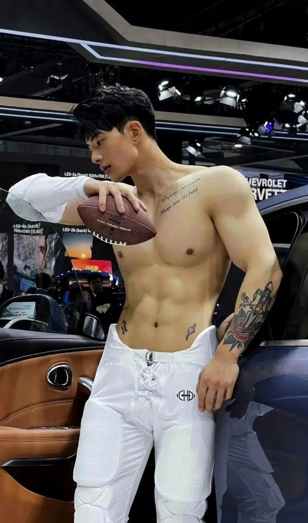 穿灰裤子的运动小哥自拍，高鼻梁长的真好看