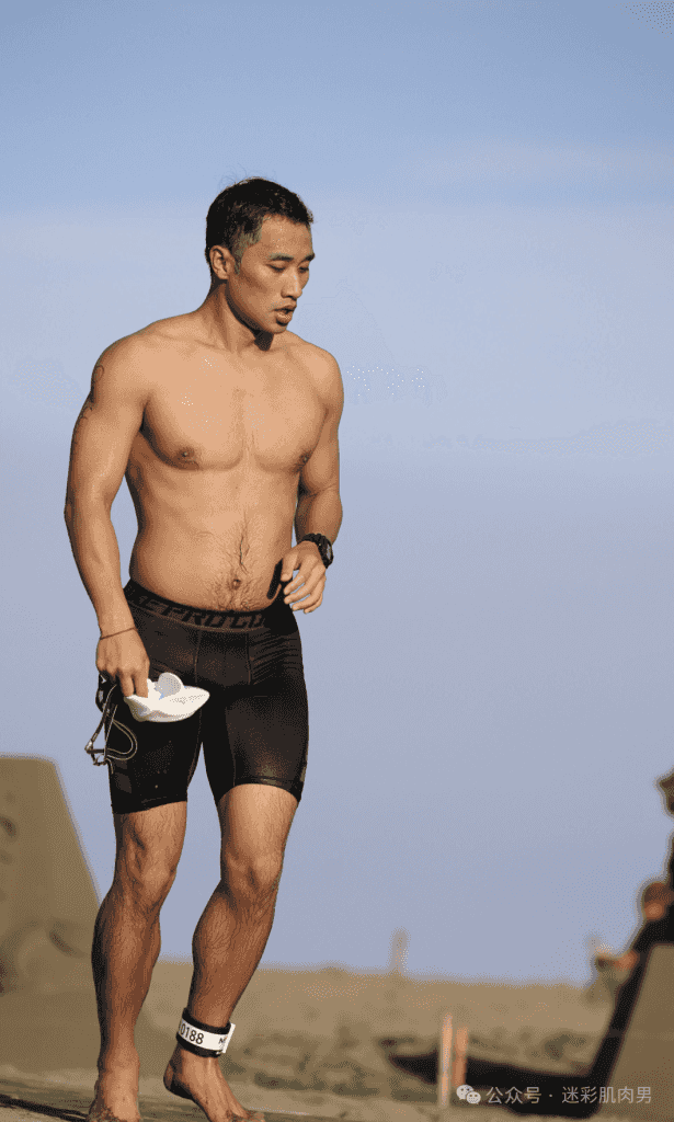 参加铁人三项运动男大湿透大实力藏不住，长的太太顶啦！