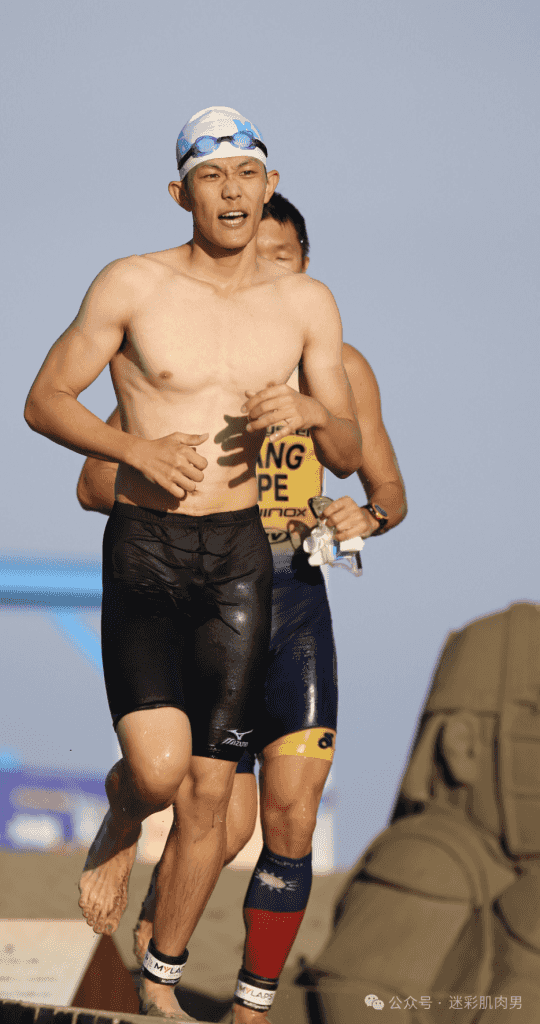参加铁人三项运动男大湿透大实力藏不住，长的太太顶啦！