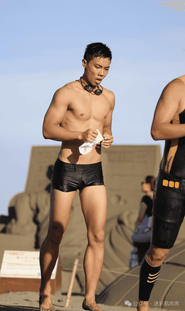参加铁人三项运动男大湿透大实力藏不住，长的太太顶啦！