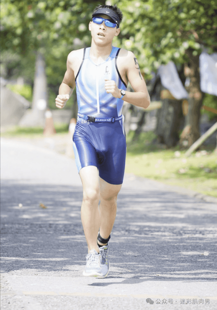 参加铁人三项运动男大湿透大实力藏不住，长的太太顶啦！