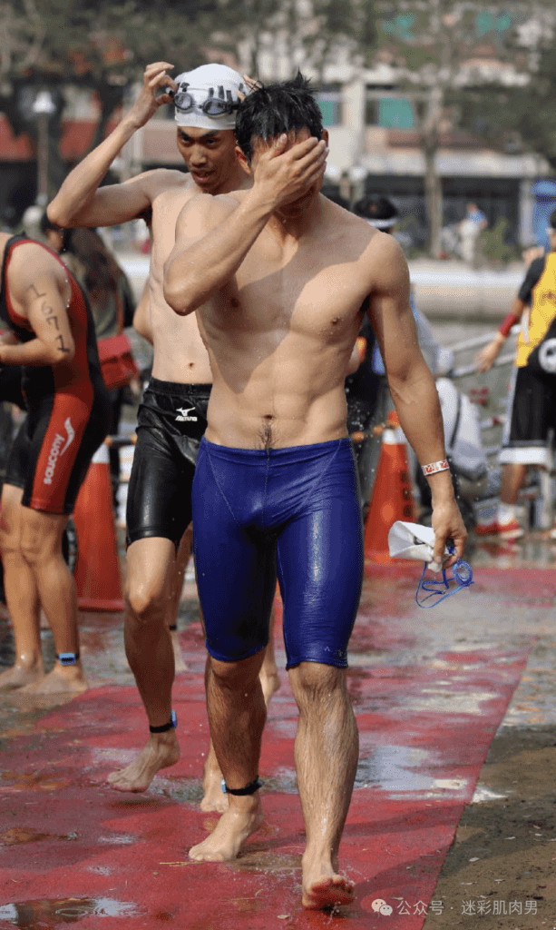 参加铁人三项运动男大湿透大实力藏不住，长的太太顶啦！