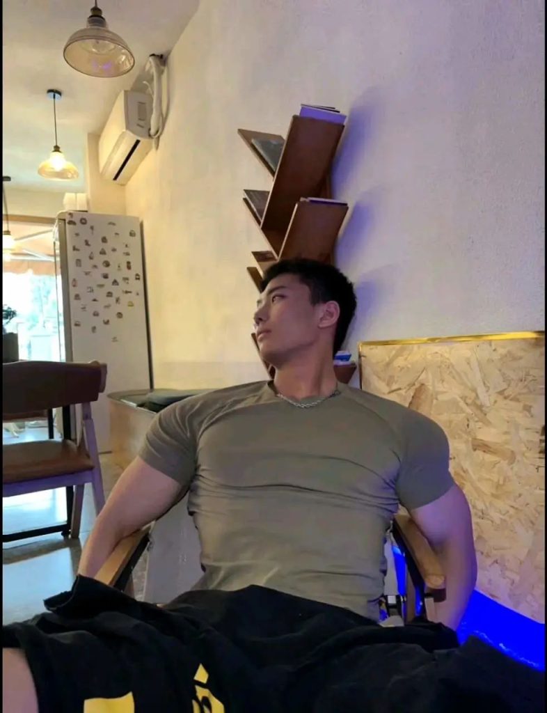 穿灰裤子的运动小哥自拍，高鼻梁长的真好看