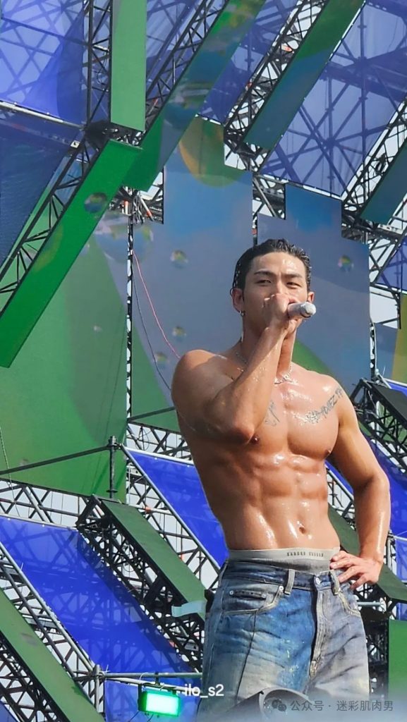 被水枪喷湿透的姜东昊脱衣露内裤边视频,裤子快掉啦!! 被水枪喷湿透的姜东昊脱衣露内裤边视频,裤子快掉啦!!