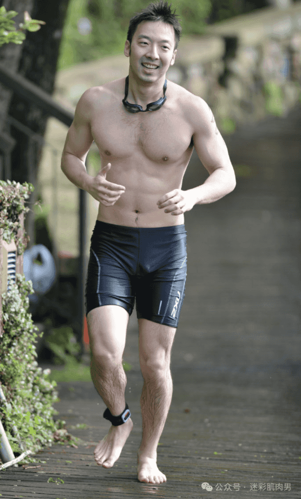 参加铁人三项运动男大湿透大实力藏不住，长的太太顶啦！