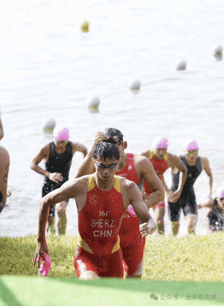 参加铁人三项运动男大湿透大实力藏不住，长的太太顶啦！