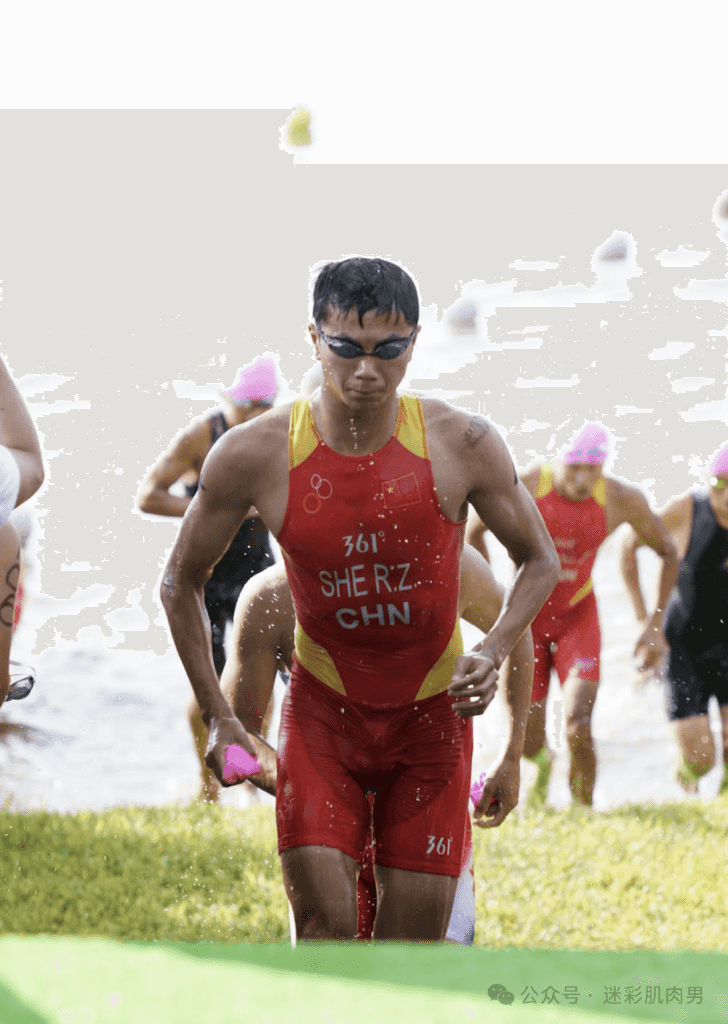 参加铁人三项运动男大湿透大实力藏不住，长的太太顶啦！