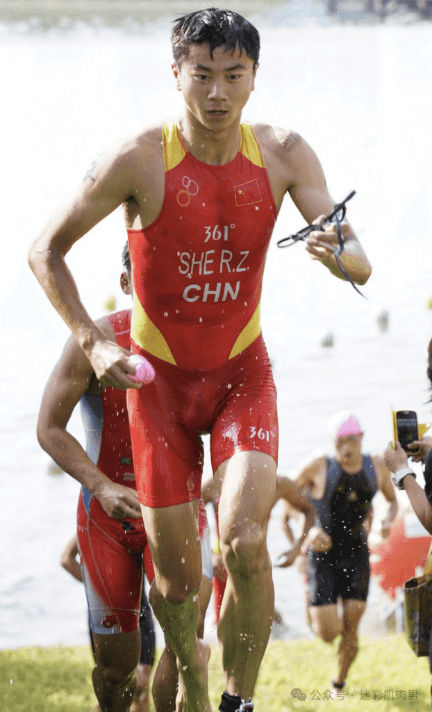参加铁人三项运动男大湿透大实力藏不住，长的太太顶啦！