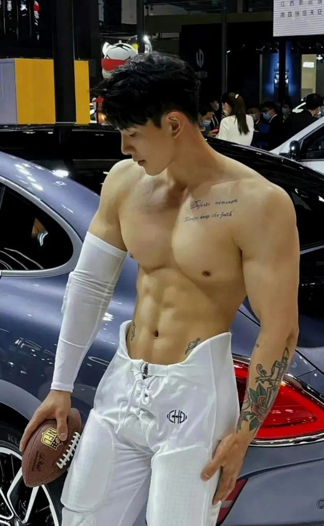 穿灰裤子的运动小哥自拍，高鼻梁长的真好看