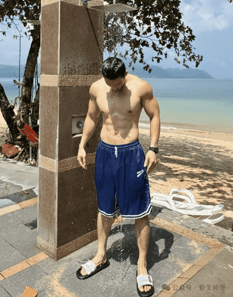 户外穿运动裤沐浴的肌肉健身教练，湿透长腿太顶了！