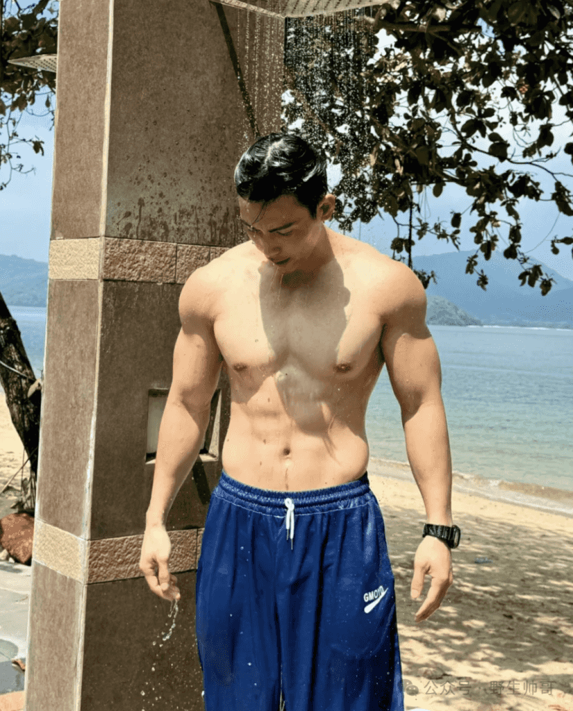 户外穿运动裤沐浴的肌肉健身教练，湿透长腿太顶了！