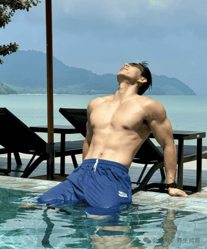户外穿运动裤沐浴的肌肉健身教练，湿透长腿太顶了！