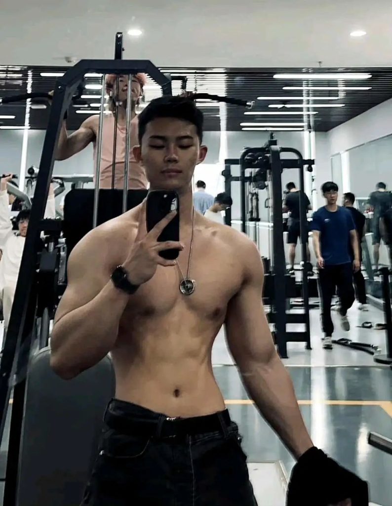 穿灰裤子的运动小哥自拍，高鼻梁长的真好看