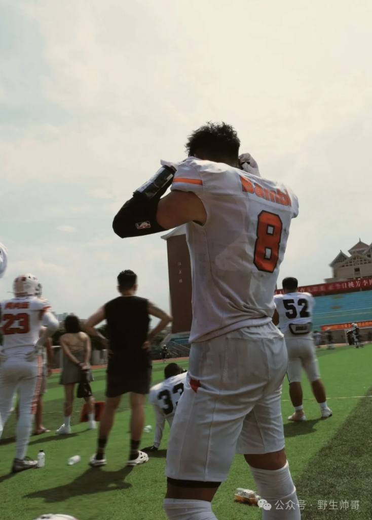 操场玩球的长腿运动男，被他吸引想和他一起打球啦！