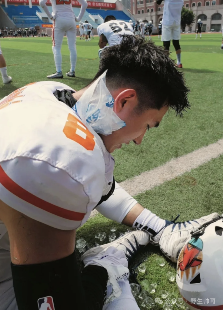 操场玩球的长腿运动男，被他吸引想和他一起打球啦！